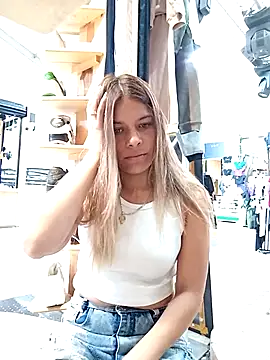 Snapshot of alanna6950 chatting on 04-15-26, 04:22 alanna6950 online show from 04-15-26, 04:22