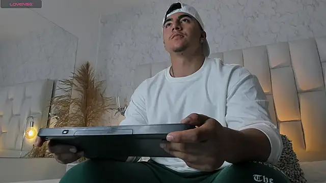 Zane cruz online show from 03-24-26, 11:54