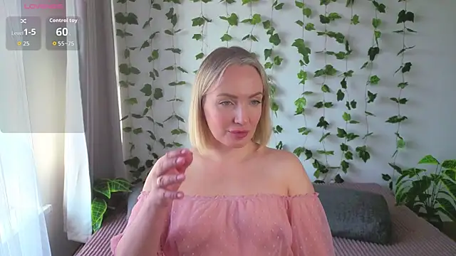 MonikFoxi online show from 04-17-26, 04:04