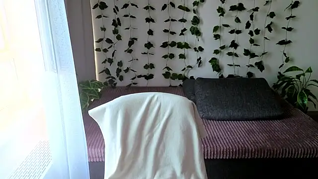 MonikFoxi online show from 05-19-26, 04:08