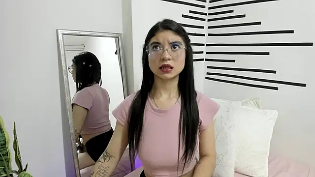 LindaCatalina  online show from 06-10-26, 01:34