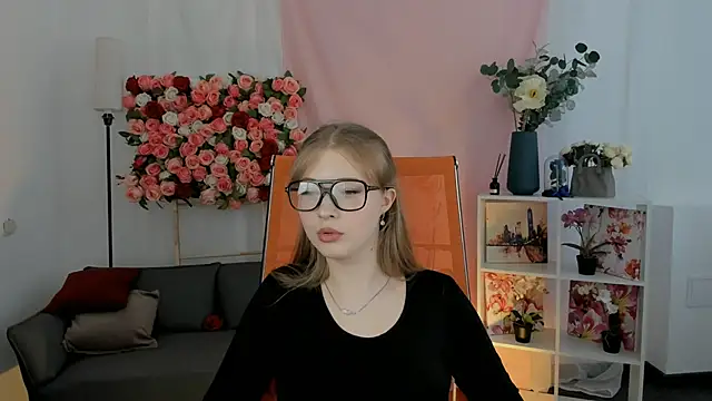 LunasFrost online show from 03-20-26, 11:00