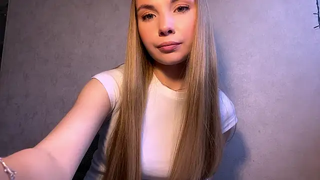 Snapshot of CarolineNine chatting on 05-15-26, 02:48 CarolineNine online show from 05-15-26, 02:48