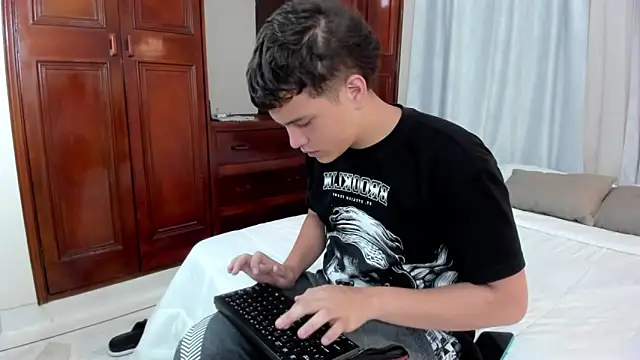 Snapshot of dennis_hills chatting on 04-18-26, 07:58 dennis hills online show from 04-18-26, 07:58