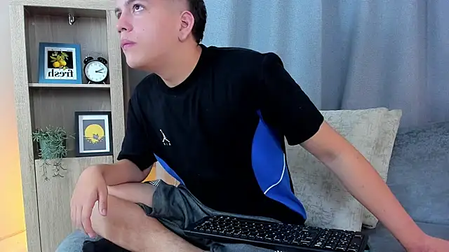 Snapshot of dennis_hills chatting on 03-30-26, 12:39 dennis hills online show from 03-30-26, 12:39