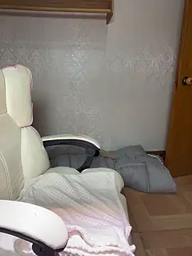 lilysister66 online show from 04-12-26, 06:38