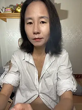 lilysister66 online show from 05-12-26, 04:57