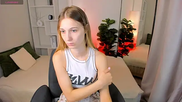 LauraPurr online show from 06-19-26, 08:20