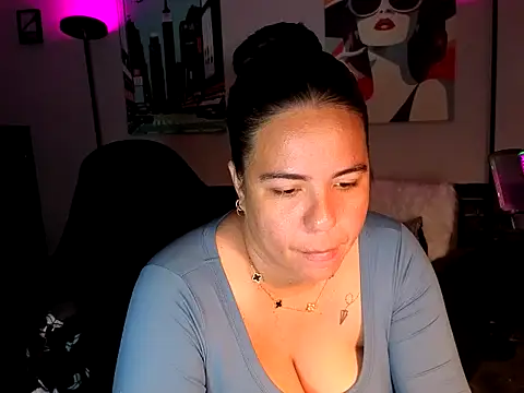 Snapshot of HannaJonns chatting on 05-28-26, 04:42 HannaJonns online show from 05-28-26, 04:42