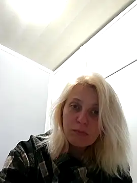 Snapshot of MiaLove183 chatting on 04-20-26, 01:56 MiaLove183 online show from 04-20-26, 01:56