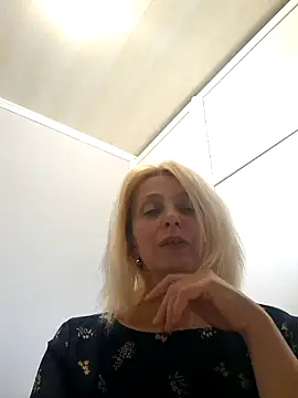 Snapshot of MiaLove183 chatting on 05-23-26, 10:47 MiaLove183 online show from 05-23-26, 10:47