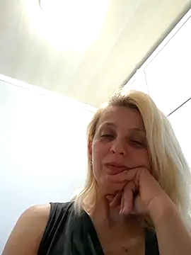 Snapshot of MiaLove183 chatting on 05-26-26, 02:59 MiaLove183 online show from 05-26-26, 02:59