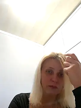 Snapshot of MiaLove183 chatting on 05-28-26, 02:23 MiaLove183 online show from 05-28-26, 02:23