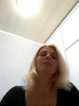 Snapshot of MiaLove183 chatting on 05-22-26, 01:53 MiaLove183 online show from 05-22-26, 01:53