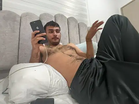 Snapshot of Velvet_man chatting on 03-27-26, 02:09 Velvet man online show from 03-27-26, 02:09