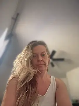 Snapshot of GwenWilde31 chatting on 06-26-26, 05:41 GwenWilde31 online show from 06-26-26, 05:41