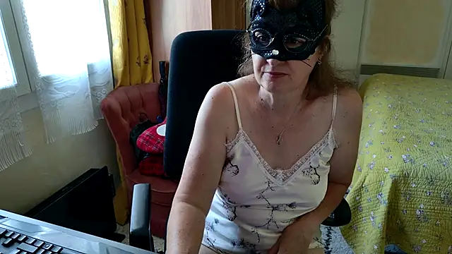 Snapshot of Chrismaturefrench chatting on 06-15-26, 04:06 Chrismaturefrench online show from 06-15-26, 04:06