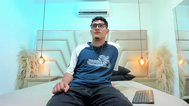 Snapshot of DylanLuxe chatting on 03-25-26, 06:35 DylanLuxe online show from 03-25-26, 06:35