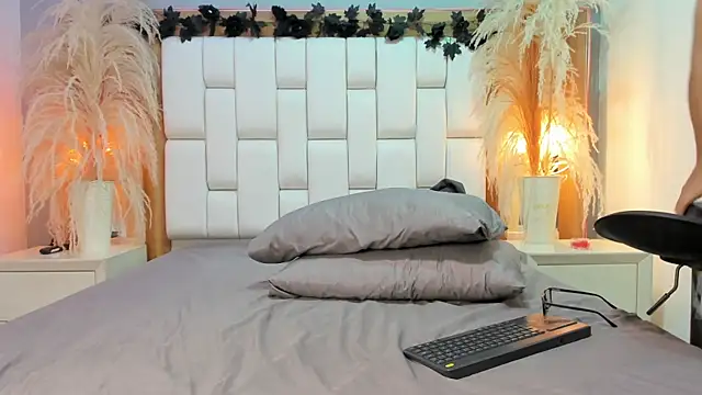 Snapshot of DylanLuxe chatting on 04-15-26, 02:39 DylanLuxe online show from 04-15-26, 02:39