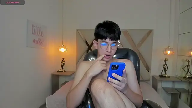 Snapshot of SantiTwinkyy chatting on 03-30-26, 02:40 SantiTwinkyy online show from 03-30-26, 02:40