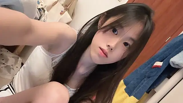 Snapshot of Ellie888 chatting on 03-23-26, 04:18 Ellie888 online show from 03-23-26, 04:18