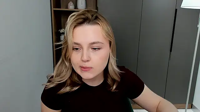 Snapshot of LorriMonz chatting on 03-26-26, 06:44 LorriMonz online show from 03-26-26, 06:44