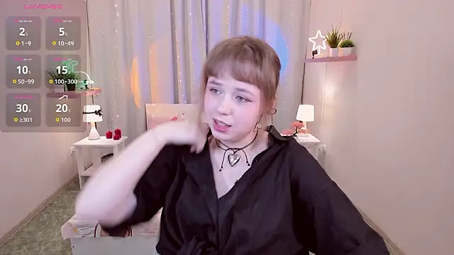 Snapshot of LeonaHicks chatting on 03-28-26, 06:03 LeonaHicks online show from 03-28-26, 06:03
