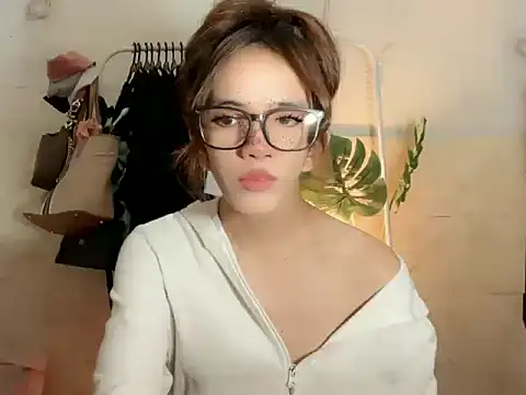 Leijona Milker online show from 06-19-26, 02:12