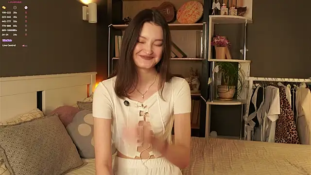 Snapshot of GussieGoold chatting on 04-06-26, 11:44 GussieGoold online show from 04-06-26, 11:44