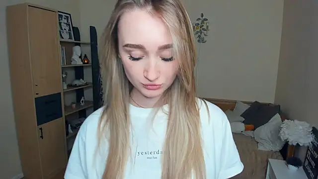 VioletteClaire online show from 04-18-26, 09:22