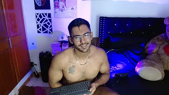 Snapshot of romanpearce_ chatting on 07-11-26, 07:47 romanpearce online show from 07-11-26, 07:47