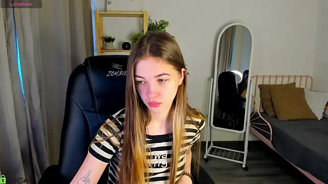 Snapshot of Miss_Shanel chatting on 04-19-26, 01:17 Miss Shanel online show from 04-19-26, 01:17
