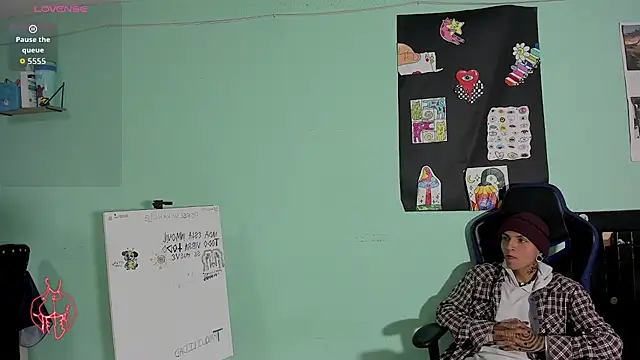 TYLERhHOT2005 online show from 05-07-26, 07:28