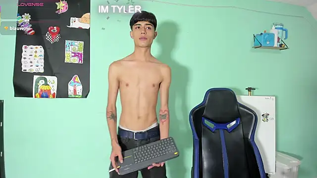 TYLERhHOT2005 online show from 04-11-26, 03:47