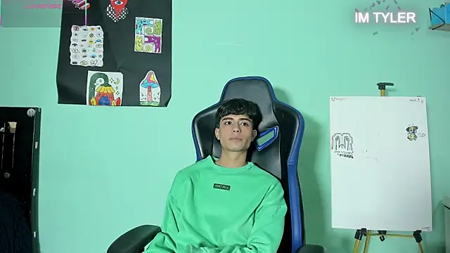 TYLERhHOT2005 online show from 04-12-26, 04:16