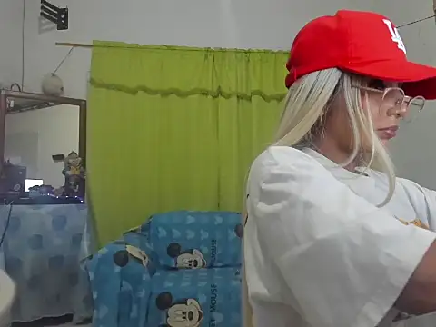 Snapshot of skinny_tyffany chatting on 05-27-26, 05:04 skinny tyffany online show from 05-27-26, 05:04