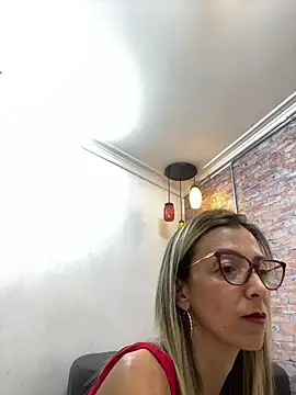 Snapshot of AlanaBrunetteX_X chatting on 06-01-26, 11:48 AlanaBrunetteX X online show from 06-01-26, 11:48