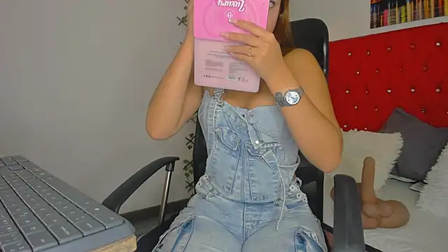 Snapshot of emily__dee chatting on 05-04-26, 12:52 emily dee online show from 05-04-26, 12:52