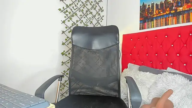 Snapshot of emily__dee chatting on 04-21-26, 01:07 emily dee online show from 04-21-26, 01:07