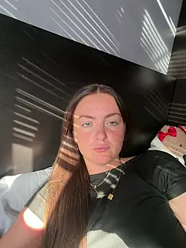LolaSkyee online show from 05-26-26, 06:22