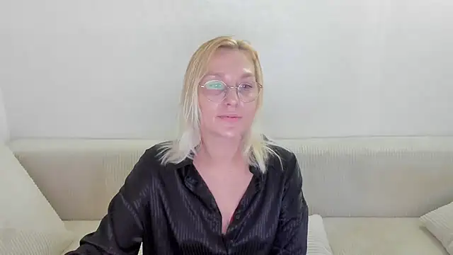 Snapshot of OeigesMik chatting on 05-12-26, 10:10 OeigesMik online show from 05-12-26, 10:10