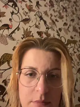 Doll-next-doorx online show from 04-15-26, 08:53