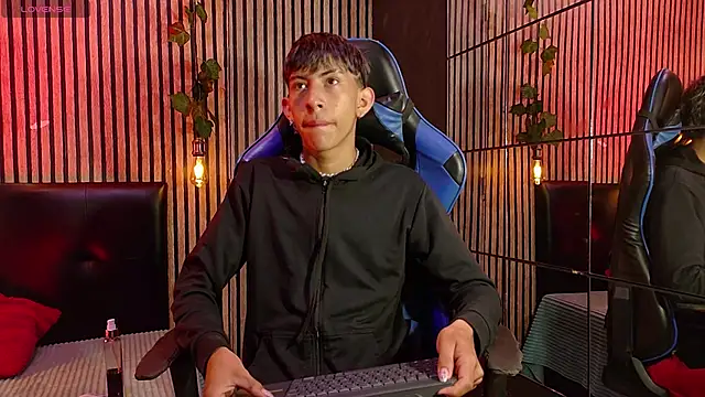 Snapshot of Tommy_Fox chatting on 04-09-26, 01:17 Tommy Fox online show from 04-09-26, 01:17