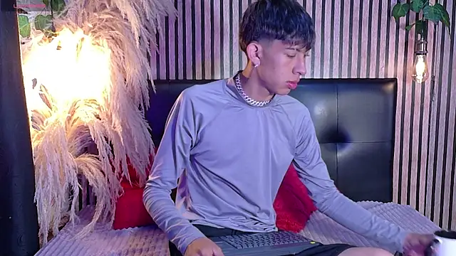 Snapshot of Tommy_Fox chatting on 04-08-26, 12:50 Tommy Fox online show from 04-08-26, 12:50