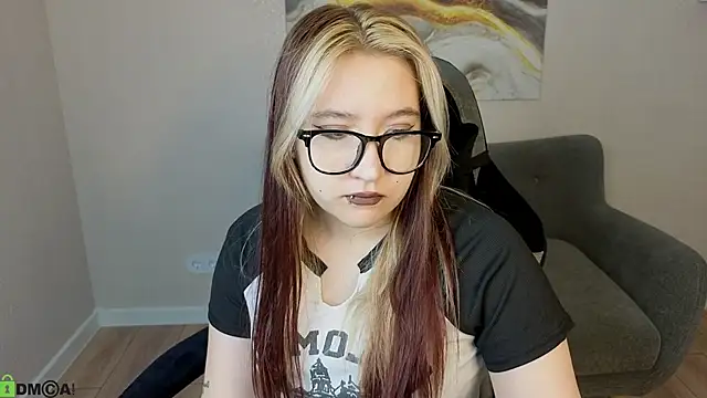 Luna Host online show from 05-10-26, 01:20