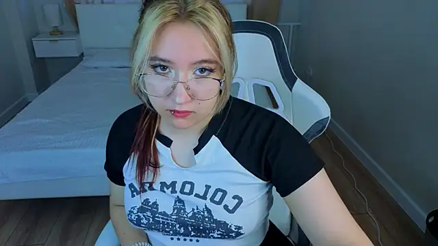 Luna Host online show from 05-09-26, 02:26