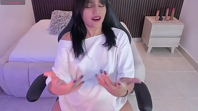 Snapshot of MILLYEVANS1 chatting on 04-13-26, 02:48 MILLYEVANS1 online show from 04-13-26, 02:48