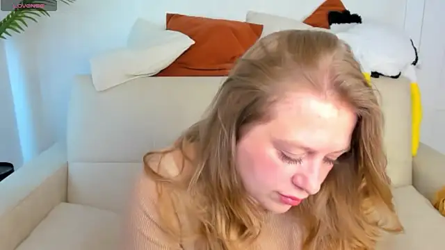 Snapshot of CleoXotie chatting on 06-19-26, 01:33 CleoXotie online show from 06-19-26, 01:33