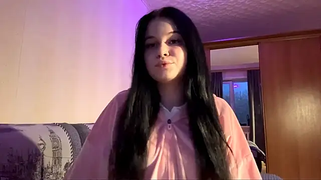 Snapshot of BellaLuxury chatting on 03-30-26, 03:35 BellaLuxury online show from 03-30-26, 03:35