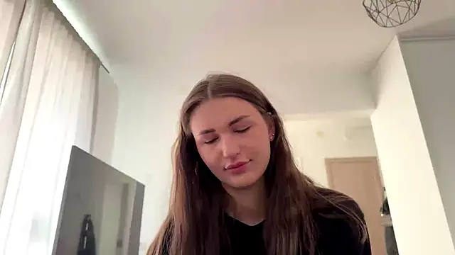 HallieHollo online show from 04-16-26, 07:20
